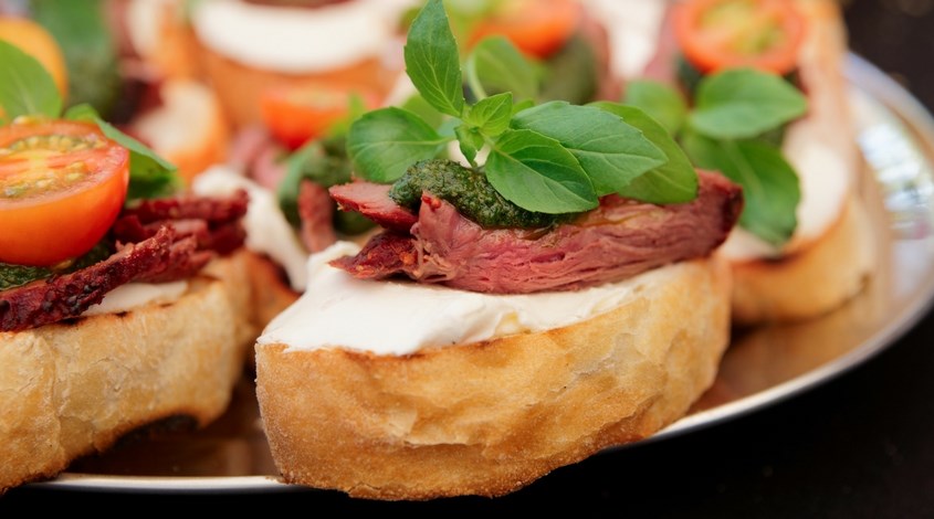 Beef crostini Dining in