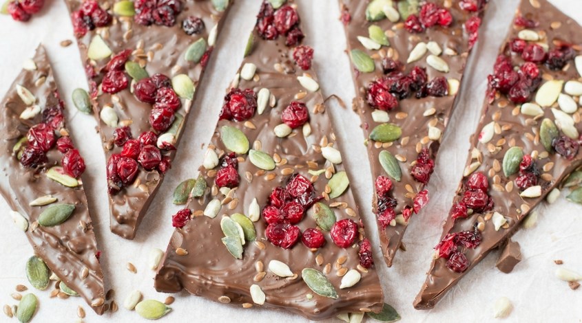 winter-dried-fruit-nut-chocolate-bark