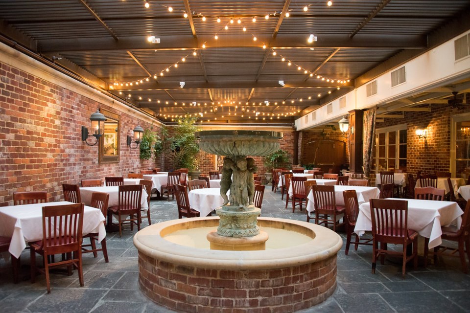 II Forks Steakhouse, Dallas, courtyard