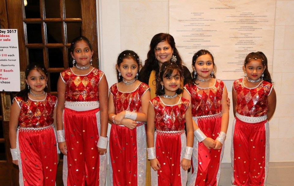 Pic-with-dance-students