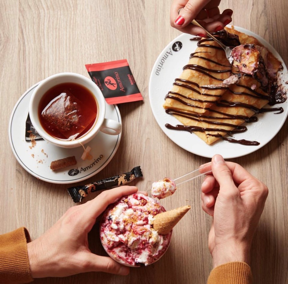 hot-chocolate-and-crepes