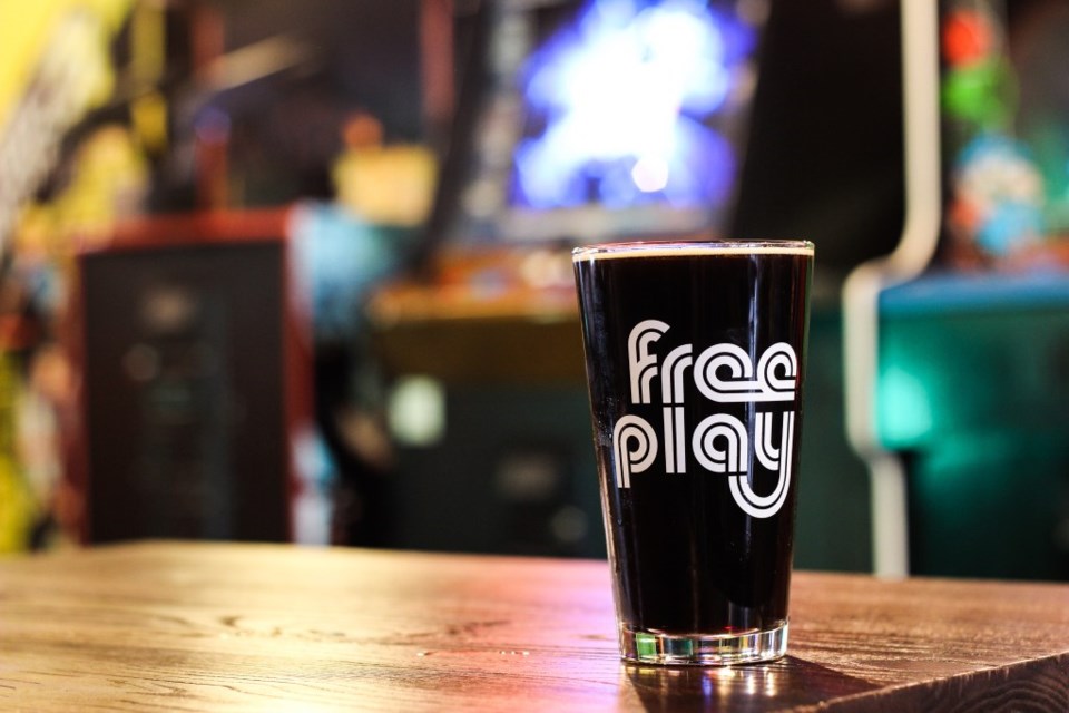 Free Play Arcade Richardson Denton retro videogames sandwiches burger beer local beer near me best venues