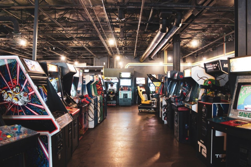 Free Play Arcade Richardson Denton retro videogames sandwiches burger beer local beer near me best venues