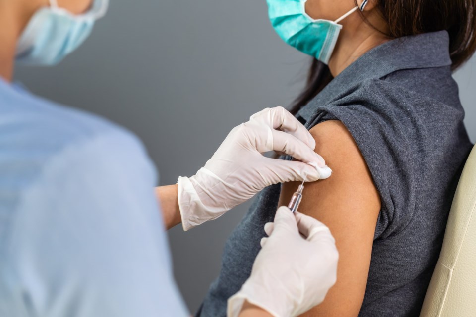 Close,Up,Doctor,Holding,Syringe,And,Using,Cotton,Before,Make