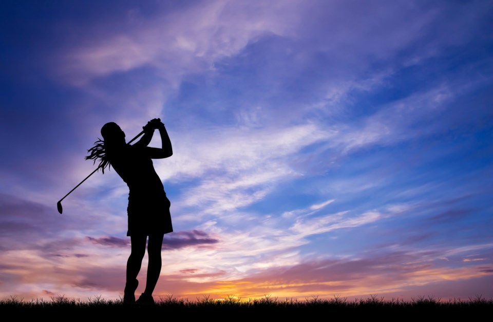 Silhouette,Golfer,Playing,Golf,During,Beautiful,Sunset