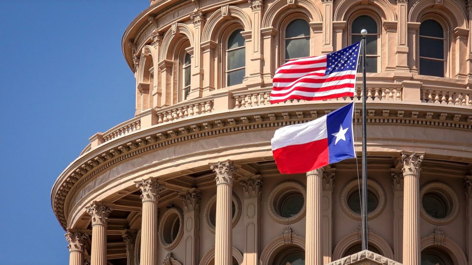 American,And,Texas,State,Flags,Flying,On,The,Dome,Of