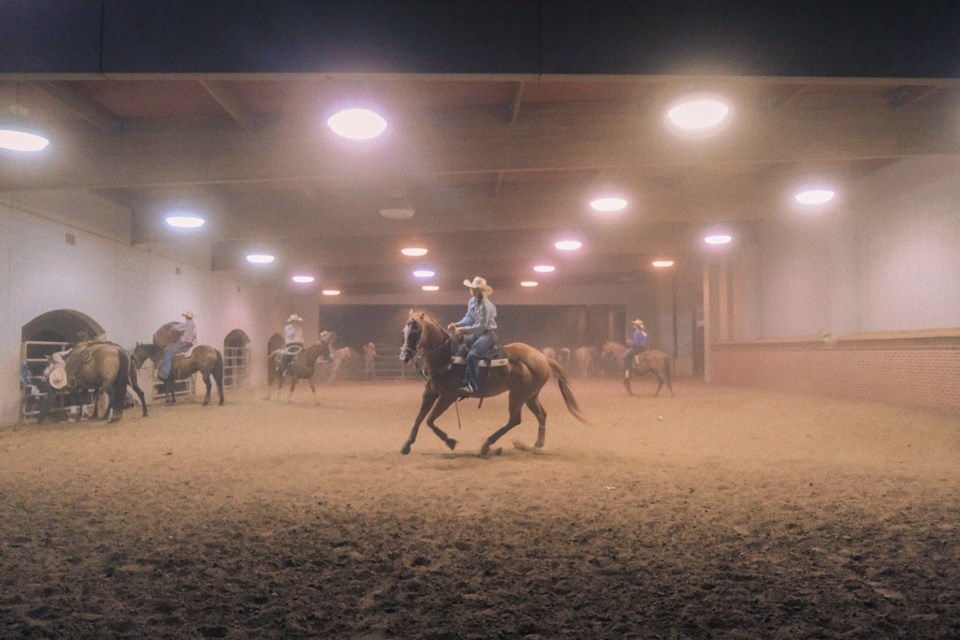 Cooling down at Cowtown Coliseum rodeo. | Photo by Dean Hinnant (IG: @dean_hinnant)