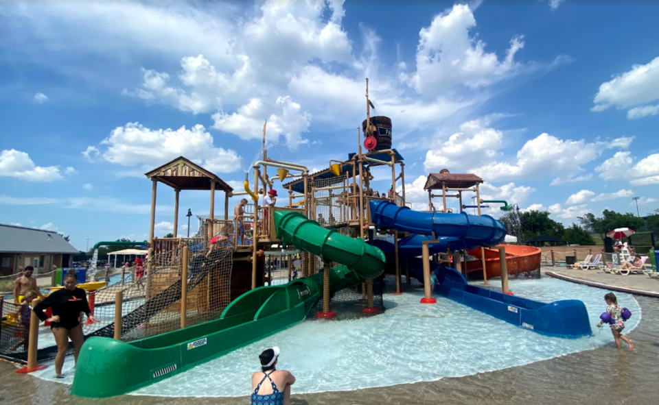 The kids slide and splash area at Frisco Water Park has 3 water slides 