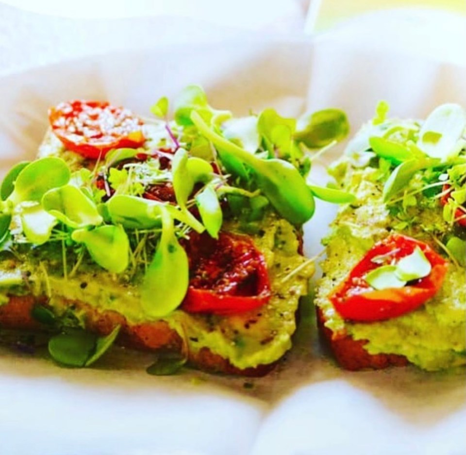 Us millennials gotta have our avocado toast! And Salubrious Juice has gotta go on your list of best healthy places to eat in Frisco; it's on ours! | Via @salubriousjuice on Instagram