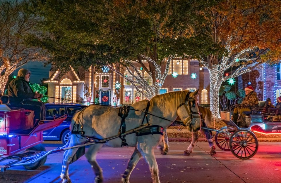 deerfield plano, christmas lights, holiday lights, holiday events, christmas events, horse-drawn carriage