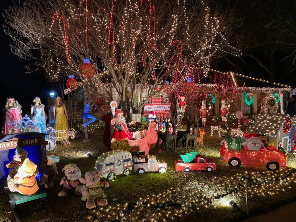 Christmas lights, holiday lights, best christmas lights in DFW, best christmas lights in Plano, Brookshire drive plano