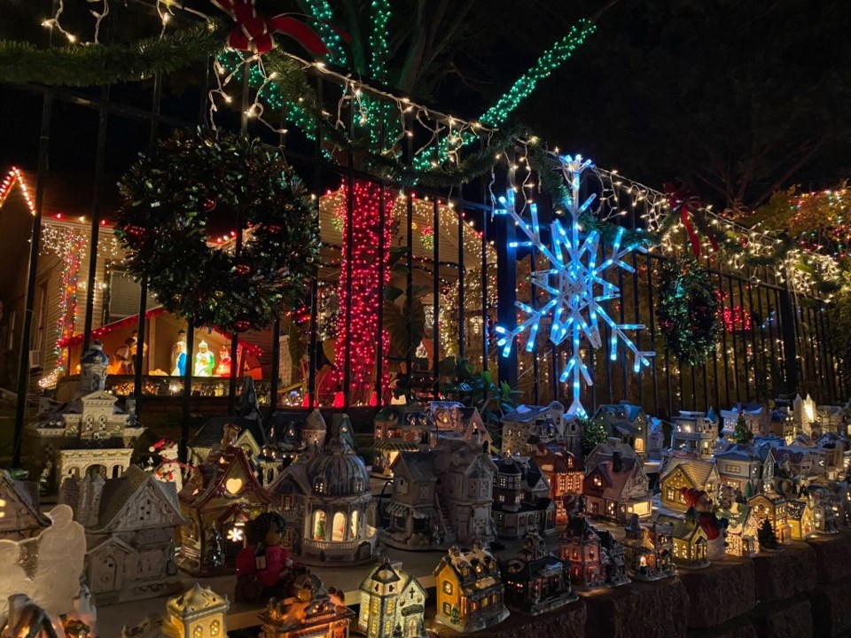 Christmas lights, holiday lights, best christmas lights in DFW, best christmas lights in Plano, Walnut street frisco