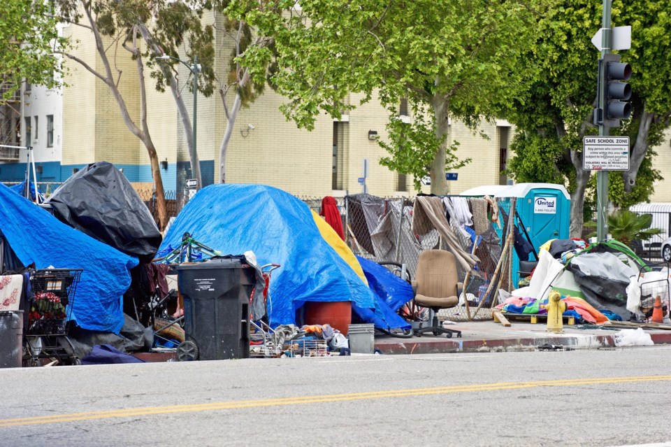 Los,Angeles/california,-april,8,,2020:,Homeless,Encampments,Along,The,Roadside