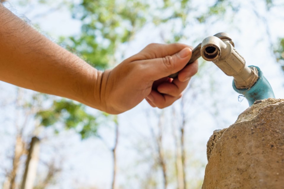 Hand,Try,To,Turn,On,Old,Faucet,Outdoor,In,The