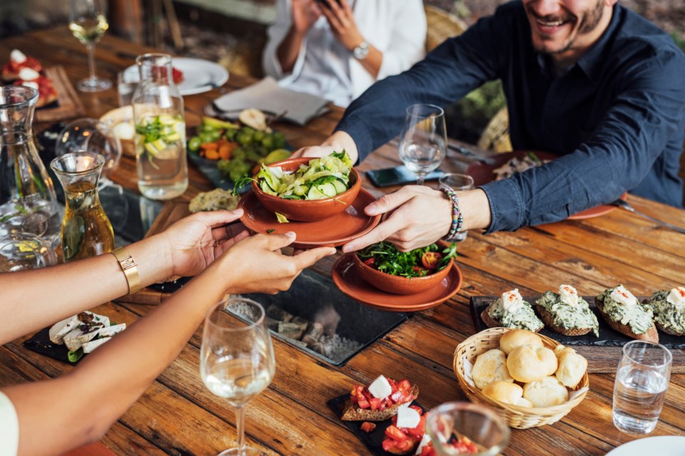 Hands,Of,Cropped,Unrecognisable,Woman,And,Man,Passing,Salad,Bowl