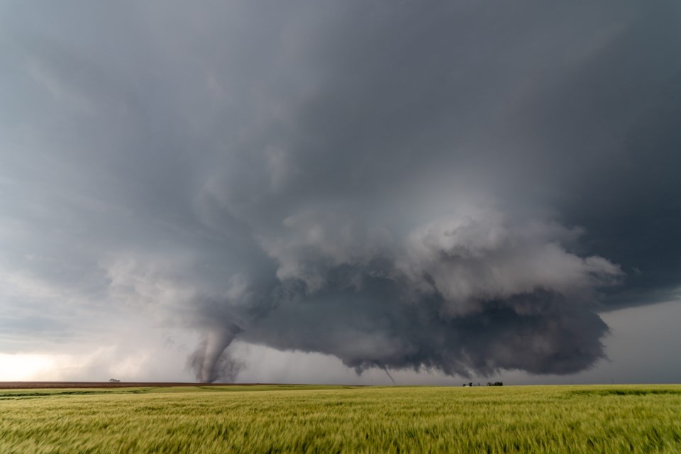 Incredible,Kansas,Tornado,In,Open,Field