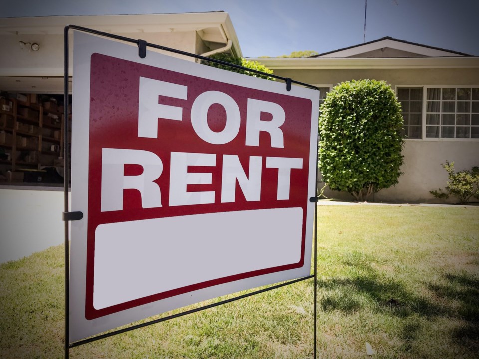 For,Rent,Sign,In,Front,Of,A,House.