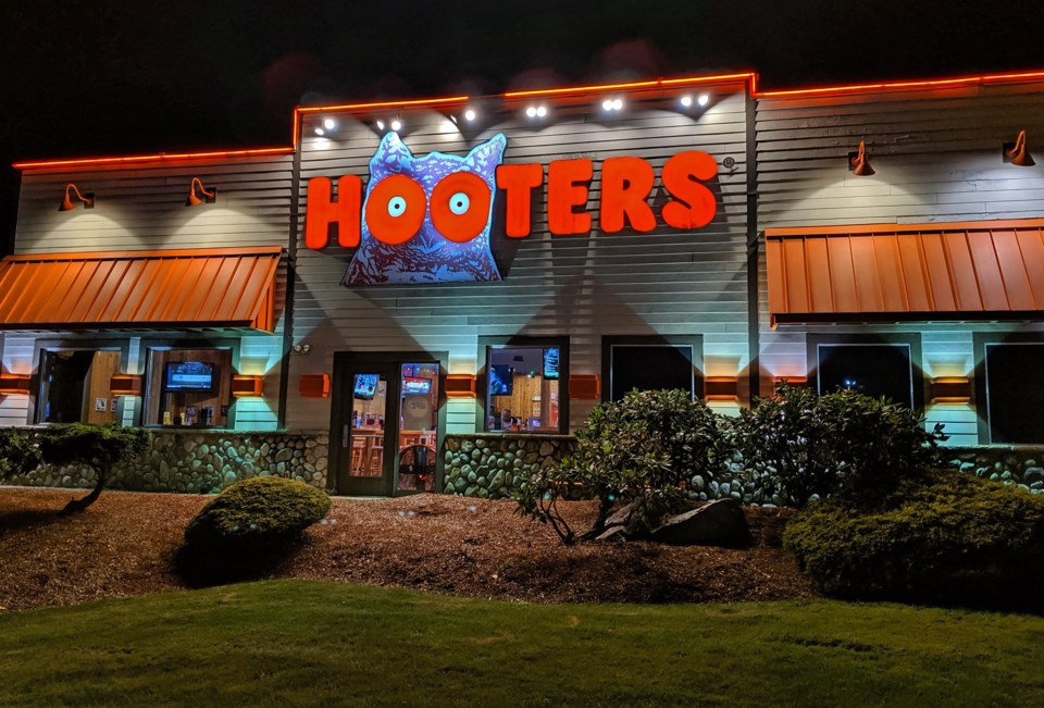 Hooters,Restaurant,Sign,,Late,Night,Customers,,Saugus,Massachusetts,Usa,,August