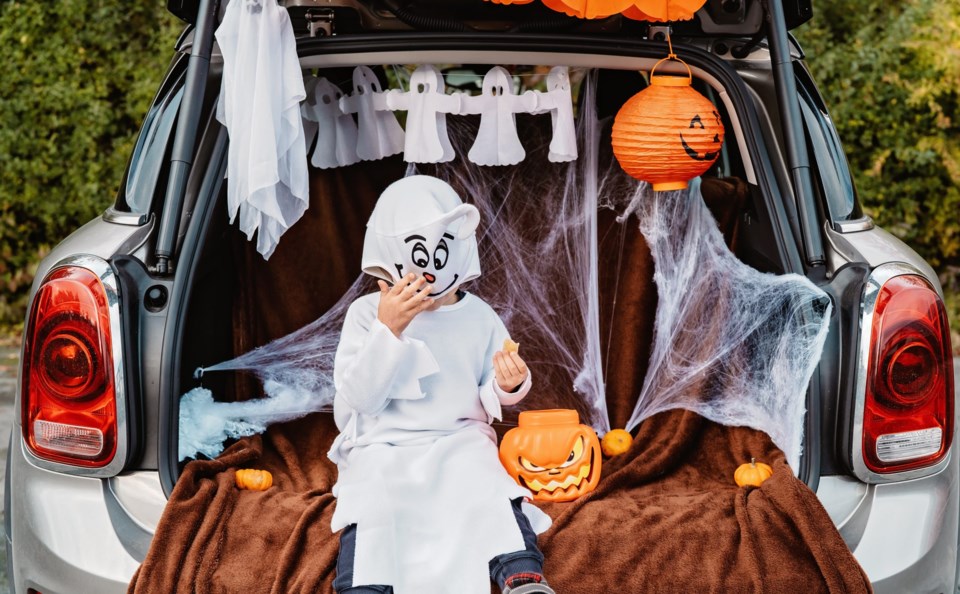 Trick,Or,Trunk.,Trunk,Or,Treat.,Happy,Child,In,Ghost