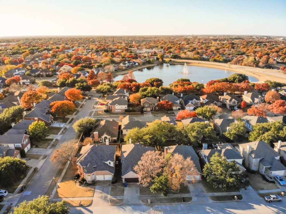 Aerial,View,Lakeside,Houses,Neighborhood,With,Colorful,Autumn,Leaves.,Flyover