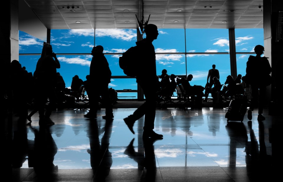 Unrecognizable,Silhouettes,Of,People,In,The,Airport,Lounge