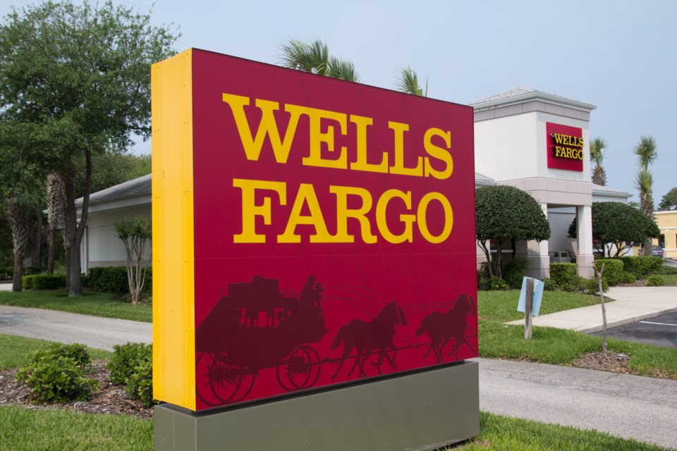 Jacksonville,,Fl-apr,8:,A,Wells,Fargo,Bank,Branch,In,Jacksonville,