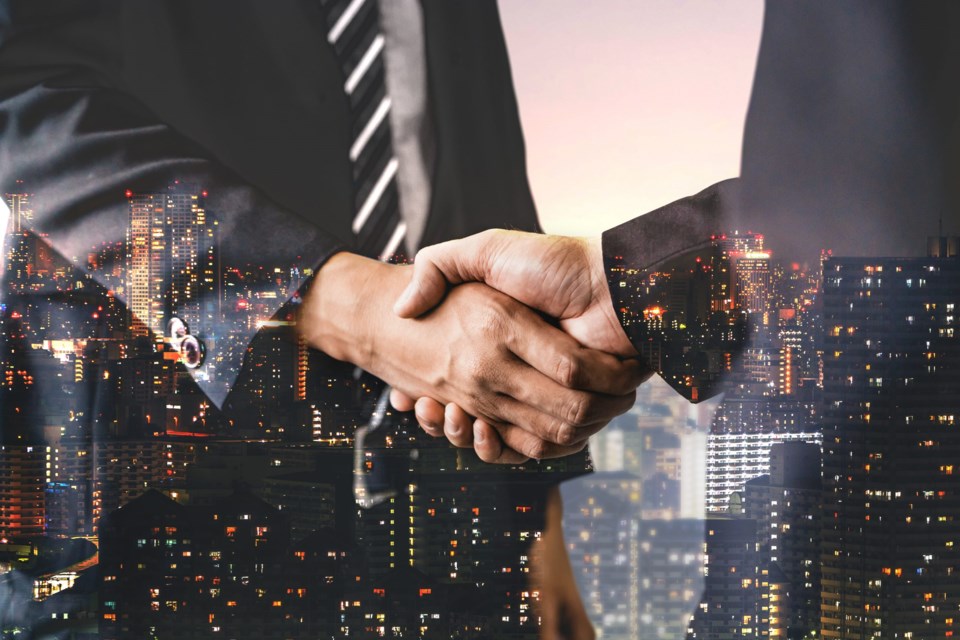 Double,Exposure,Image,Of,Business,People,Handshake,On,City,Office