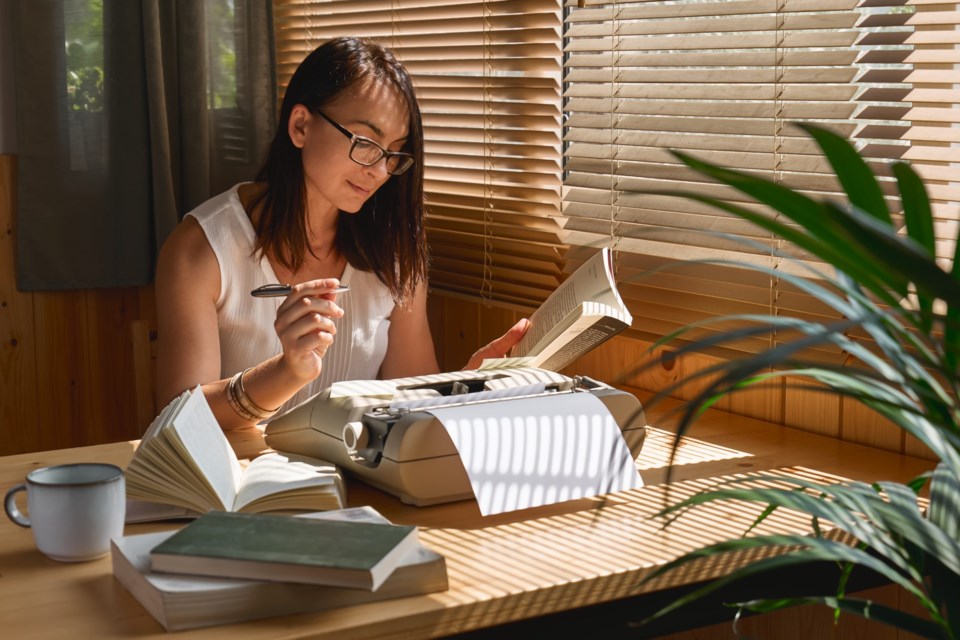 Attractive,Female,Writer,In,Glasses,Looking,For,Inspiration,To,Start