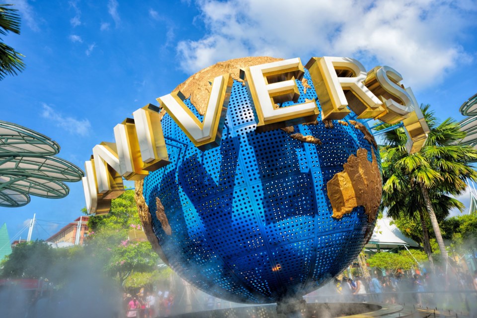 Singapore,-,December,13:,Daytime,Of,Rotating,Globe,Fountain,In