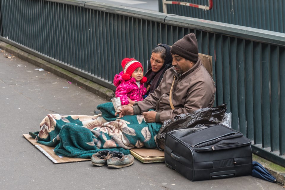 Paris,,France,,November,2017,-,Homeless,Family,Sitting,On,The
