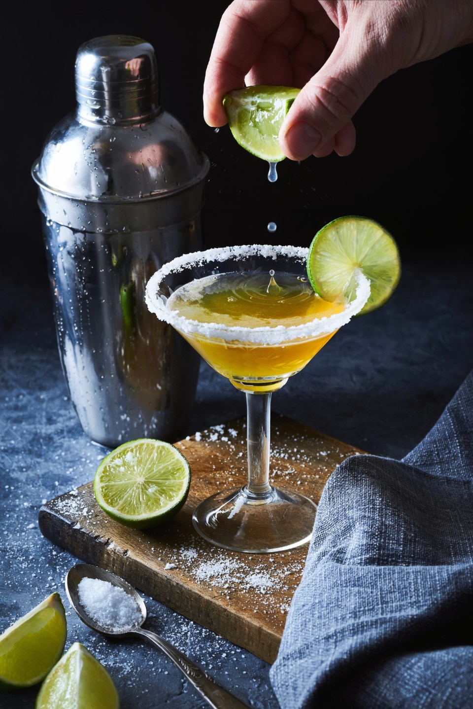 Bartender,Making,Margarita,Cocktail.close,Up,Of,Classic,Lime,Margarita,Coctail