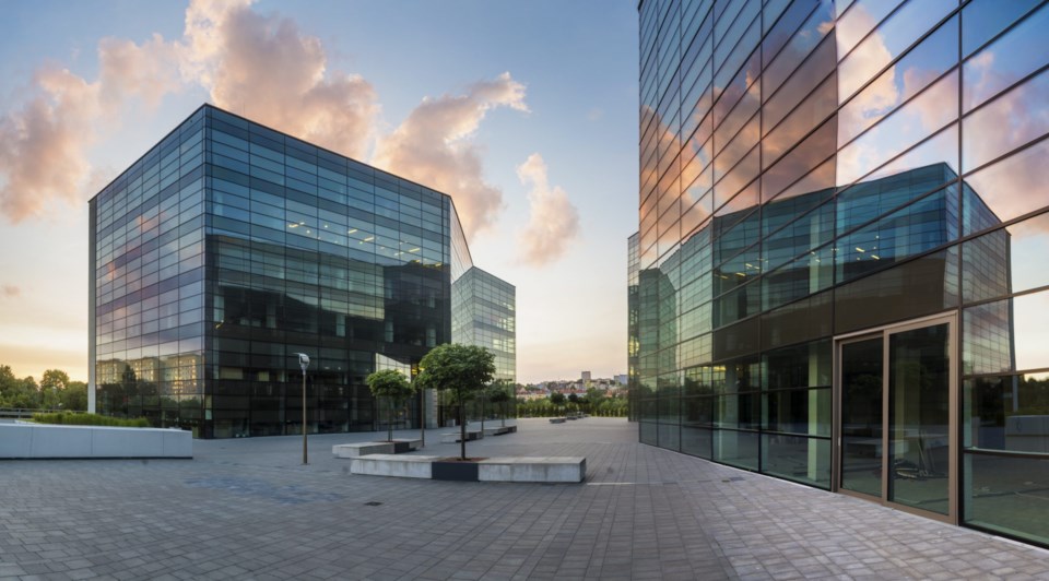 Modern,Office,Building,In,The,Evening