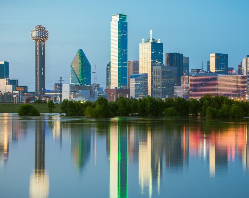 The,Classic,Dallas,,Texas,Skyline,At,Dusk,,With,Reflections,In