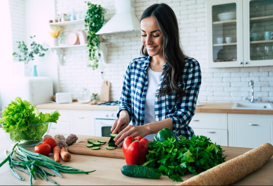 Woman,Is,Preparing,Vegetable,Salad,In,The,Kitchen.