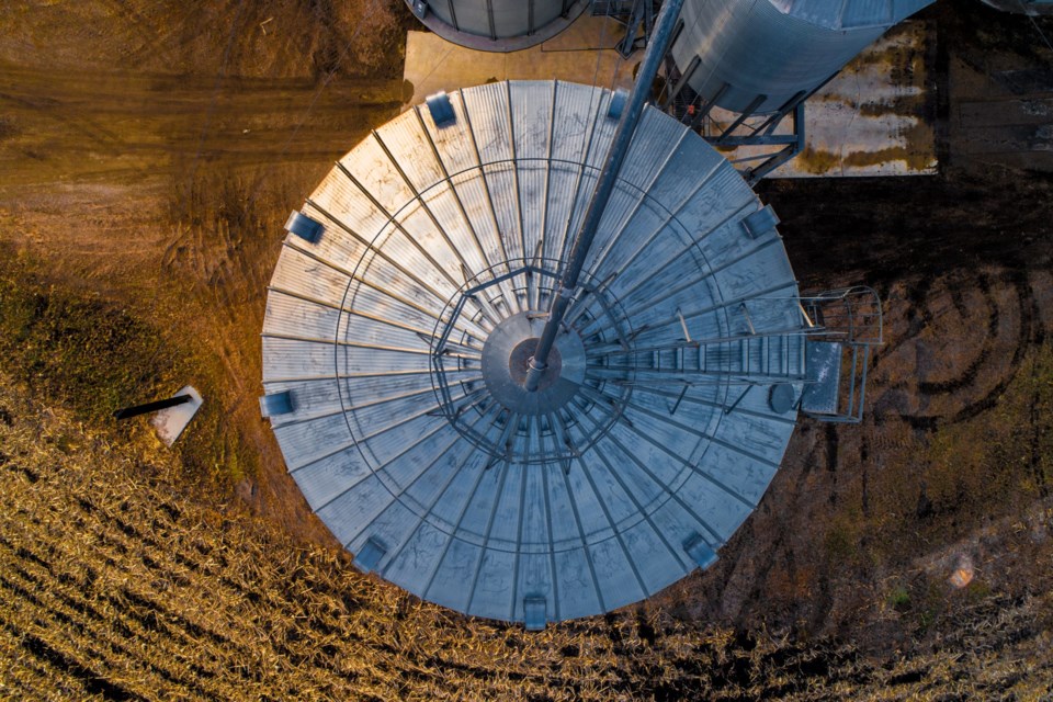 Aerial,Overhead,Shot,Of,Midwestern,Farm,Barn,And,Silos,At