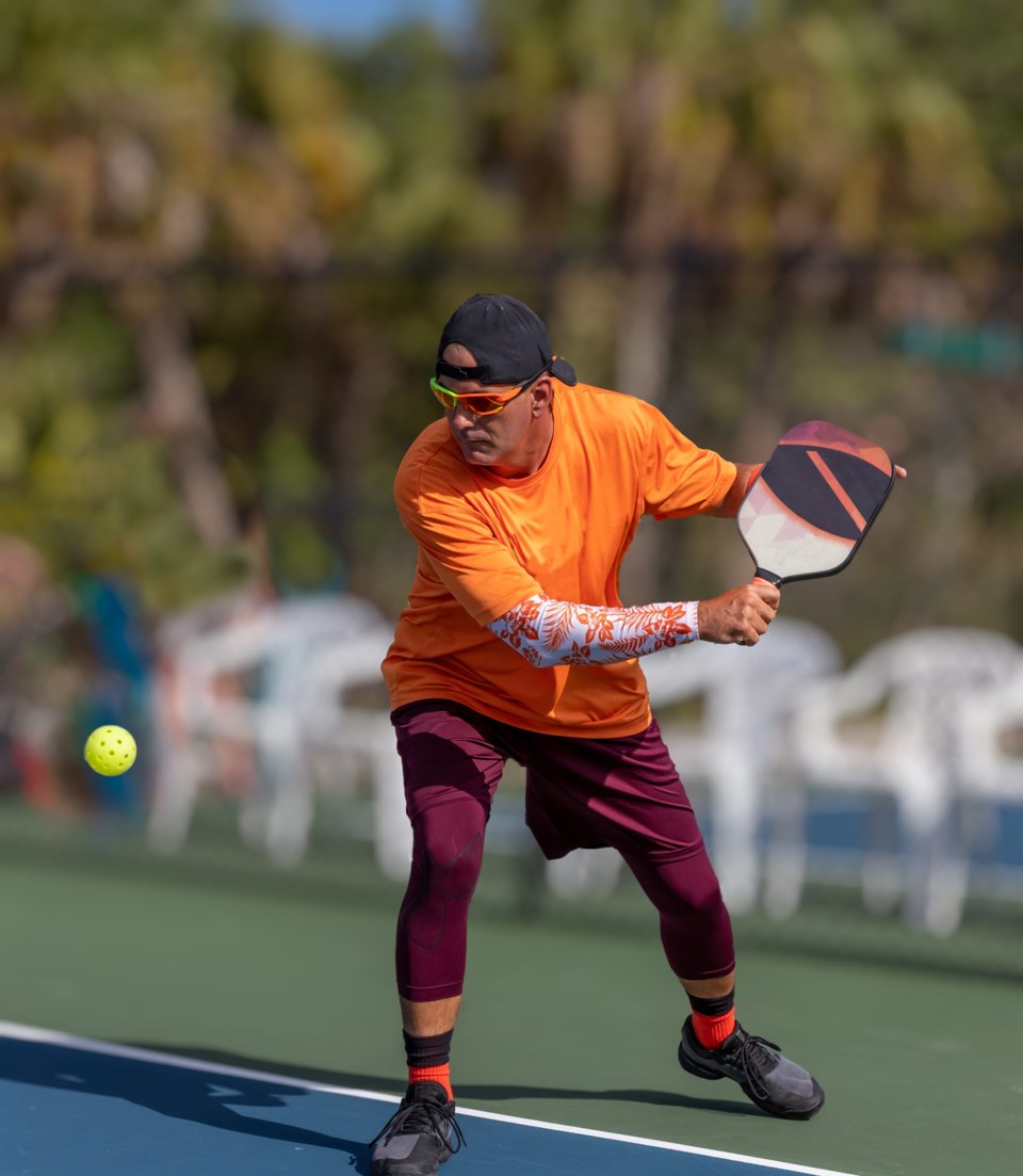 Pickleball,Pro,Prepares,To,Slice,Ball,Using,A,Backhand