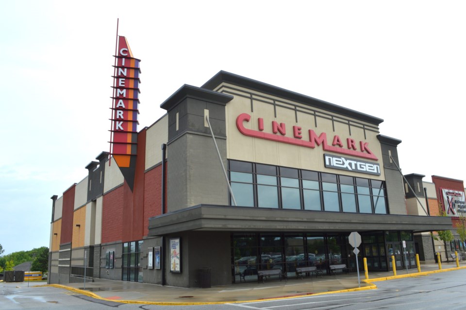 Cuyahoga,Falls,,Ohio-usa,May,26,2019:,Cinemark,Movie,Theater,Exterior,And