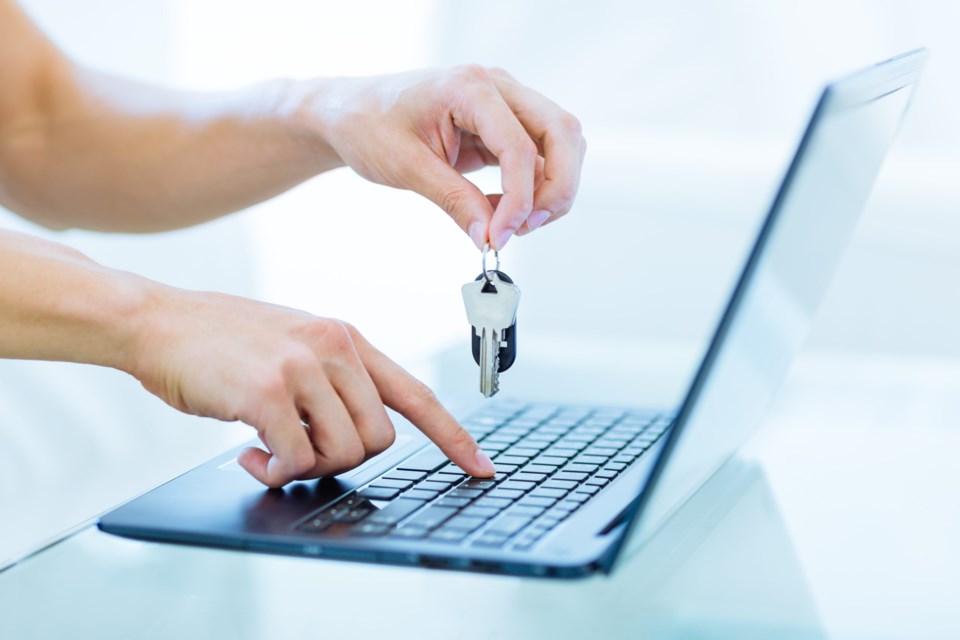 Close-up,Of,Male,Person&#8217;s,Hands,Holding,Up,Keys,While,Typing