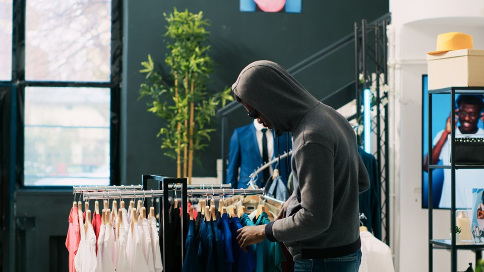 thief-robbing-clothing-store