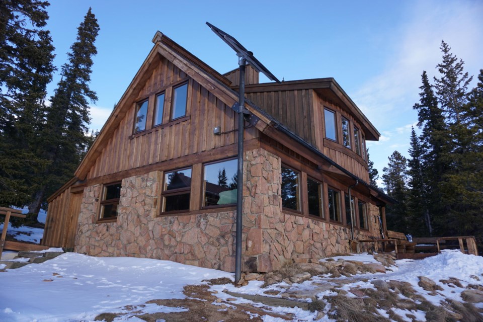 2020_12_16_LL_outside_backcountry_Hut