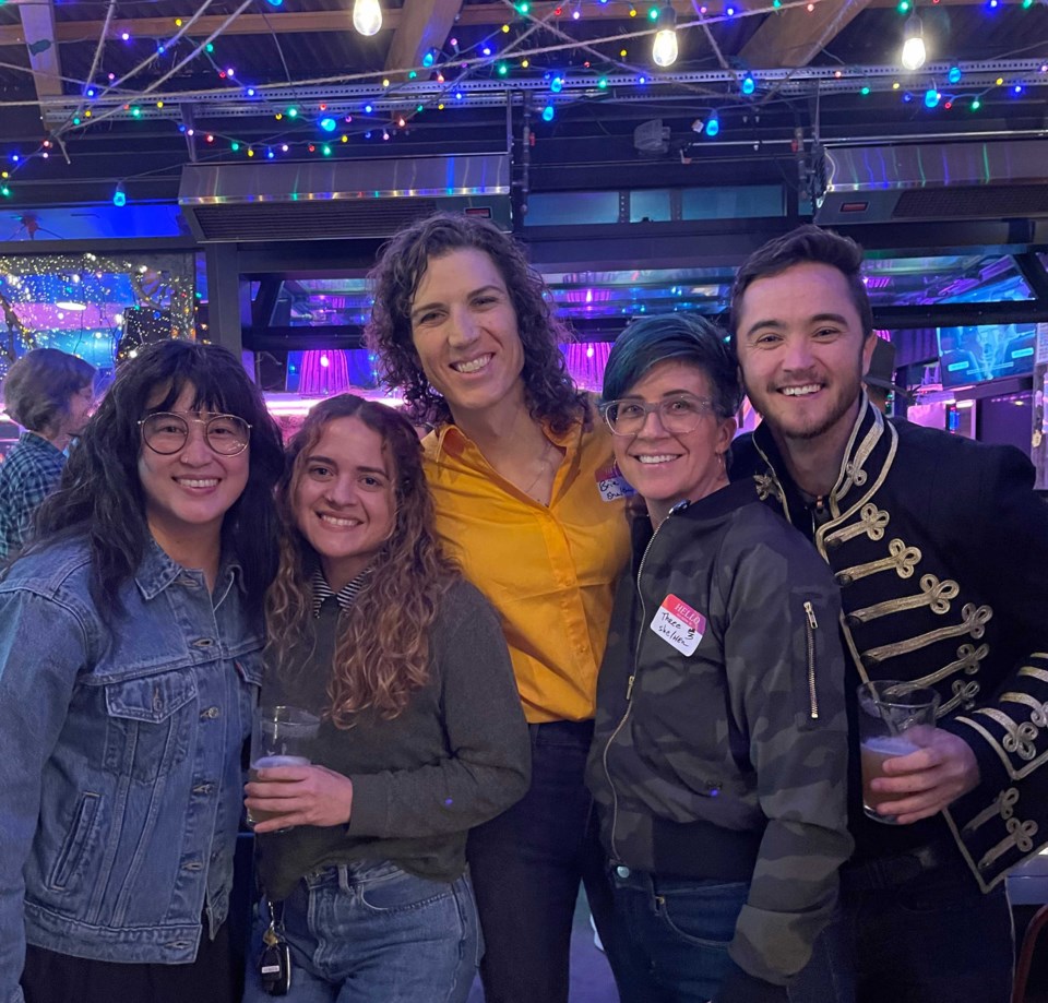 group-shot-01_photo-singles_yellow-scene_2024-02