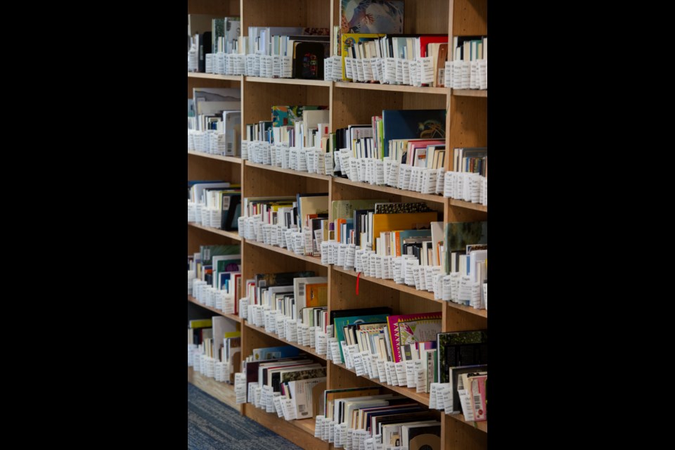 Los libros y materiales que se prestan en la Biblioteca Pública de Longmont se colocan en un área de espera antes de que el solicitante los recoja. / Kort Duce