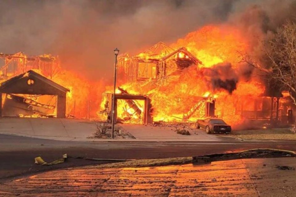 20231109burninghousemarshallfire