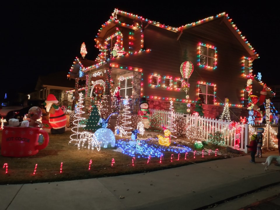 2020_12_LL_holiday_lights_crampton1