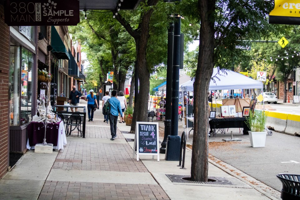 20220_07_29_LL_downtown_sidewalk_sale_artwalk