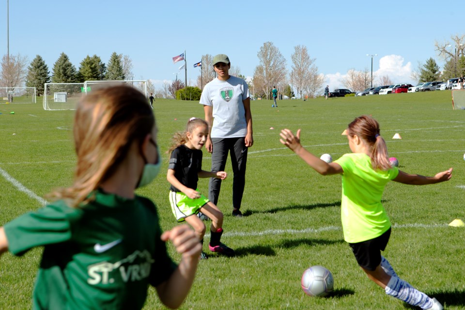Nari Nealy(center), a coach at St. Vrain FC and former youth soccer player, coaches a club practice on May 12 at Sandstone Ranch in Longmont. Photo by Ali Mai | ali.mai.journo@gmail.com