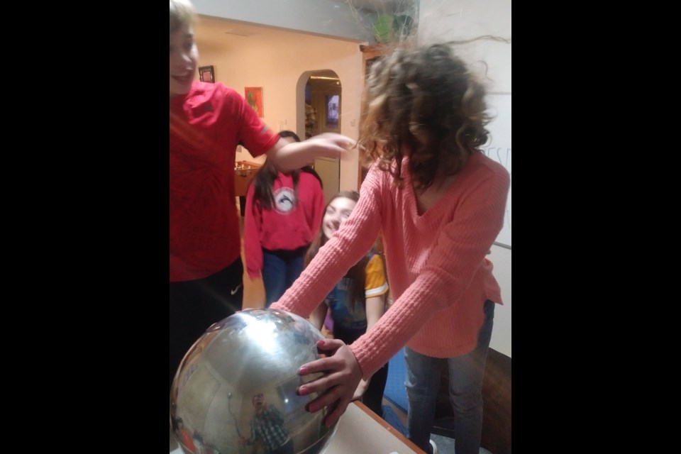 Students learn about static electricity