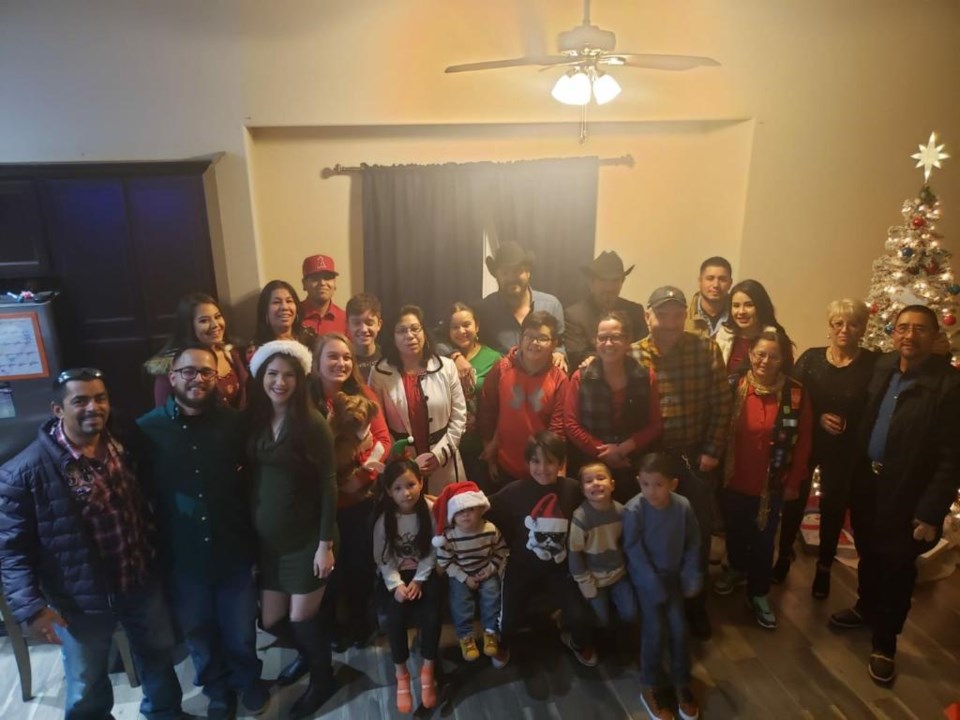 2020_12_24_LL_latino_holidays_Espiritu_Orzuna_family_Ale_Mondragon_family2