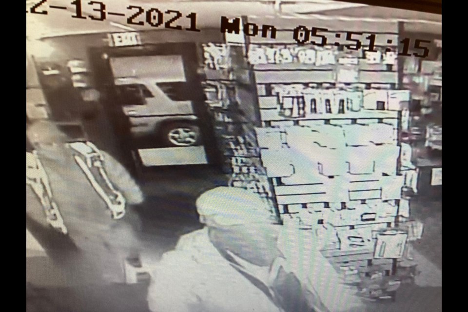 Suspects wanted for burglary of sporting goods store