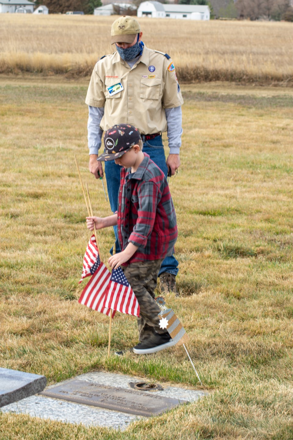 2020_11_10_LL_cub_scouts_flags_vets_graves1